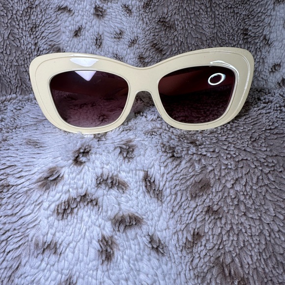Fe Noel Accessories - Fe Noel Cream Cat-Eye Sunglasses